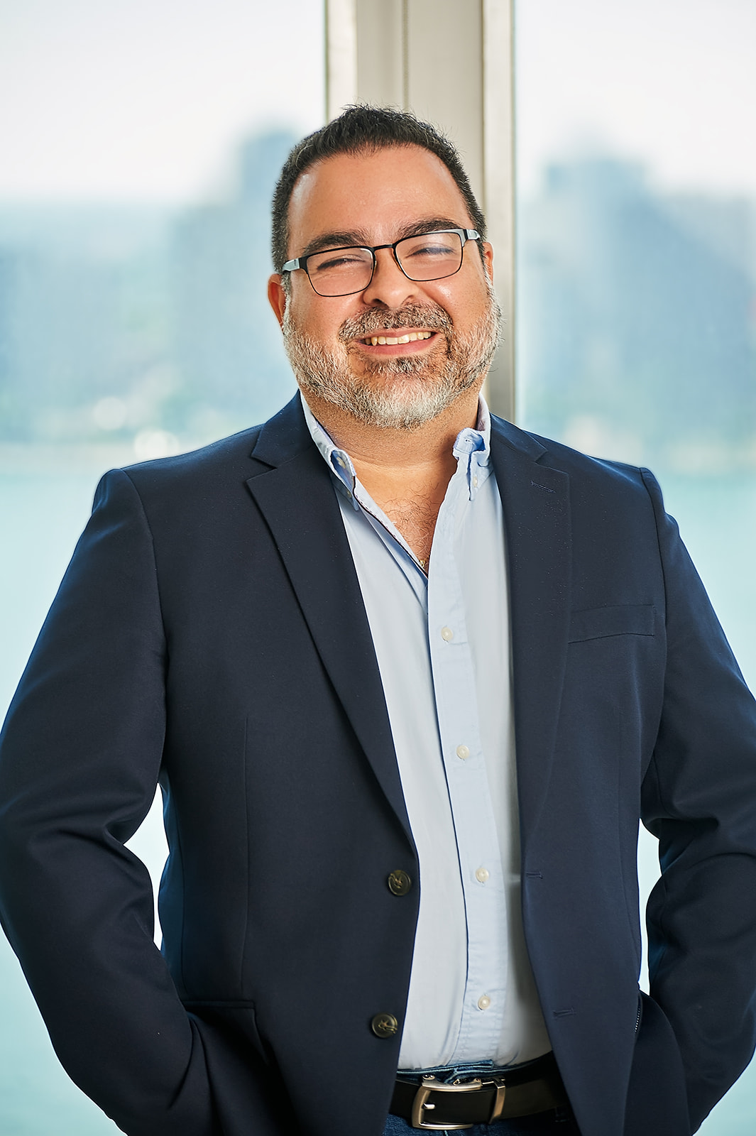 Retrato del Dr. Abdiel Ramos Mercado con traje azul.